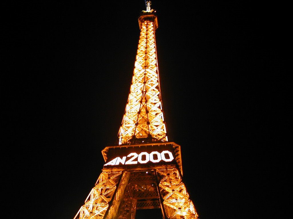 Nuit du 31 décembre 1999 – Passage à l’an 2000 sous la Tour Eiffel illuminée
